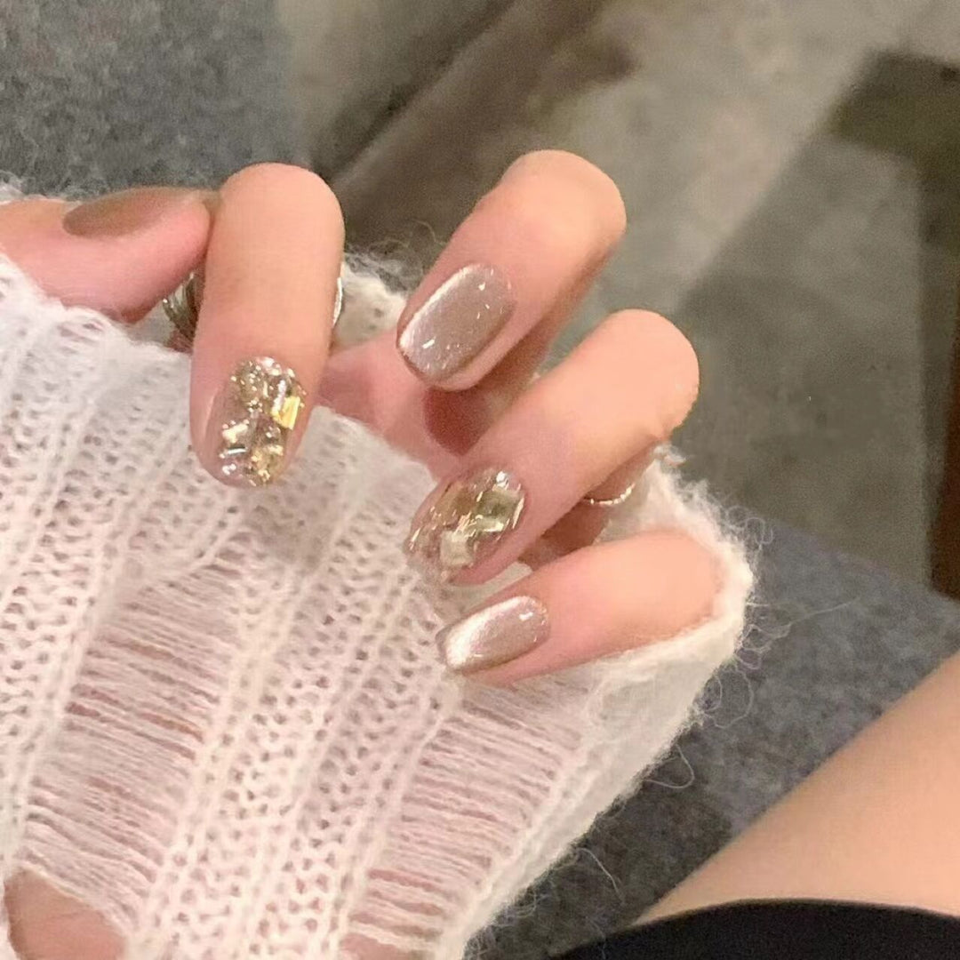 Artificial nail set with elegant glitter pattern and golden accents Bowlift