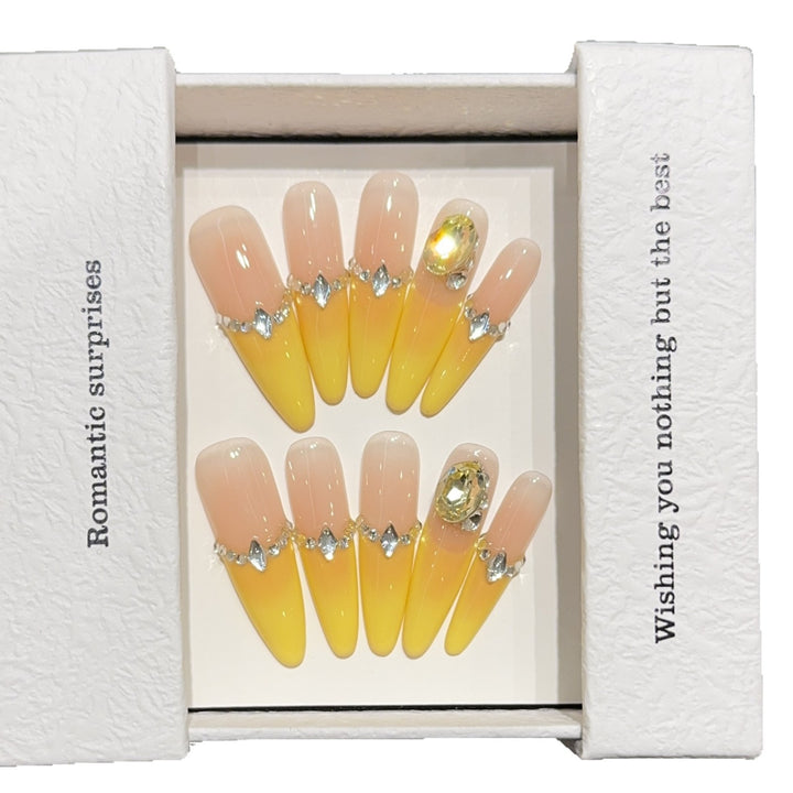 Artificial nails with luxurious glitter and gradient color Bowlift