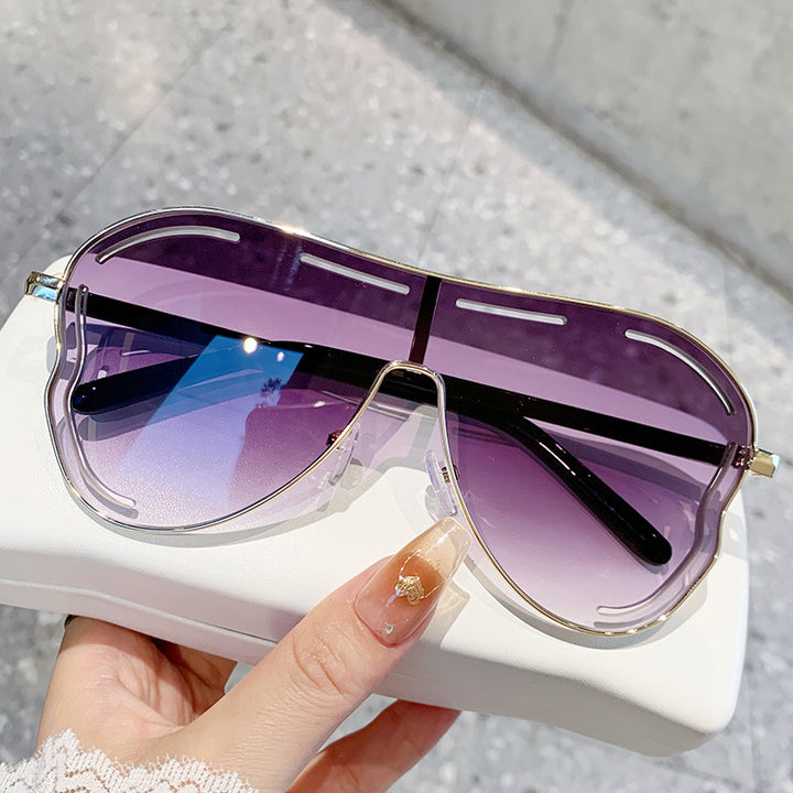 Women's sunglasses in modern shield design Bowlift