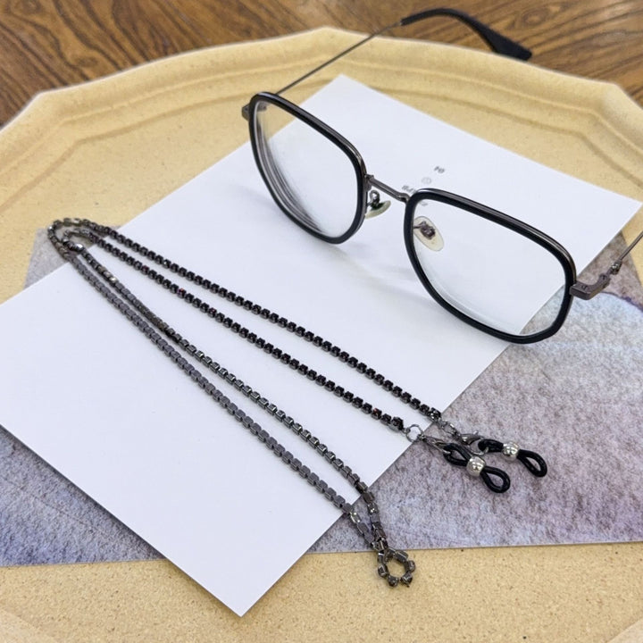 Stylish Eyewear Chain with Decorative Beads Bowlift