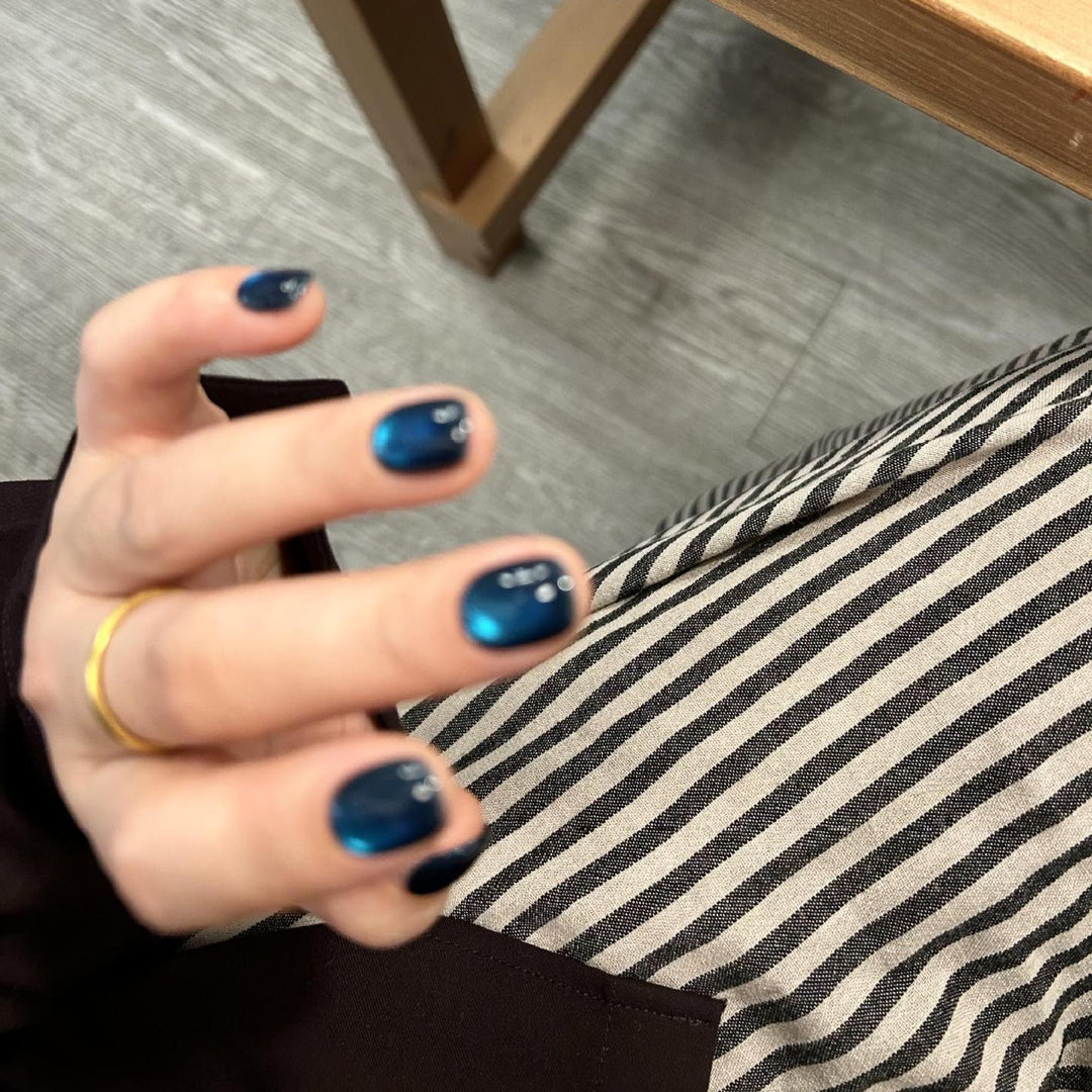 Artificial Nail Tips in Fashionable Shimmer Look Bowlift