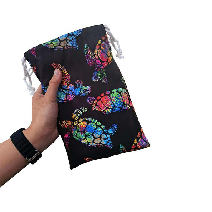 Bath towel with colorful sea turtle design Bowlift
