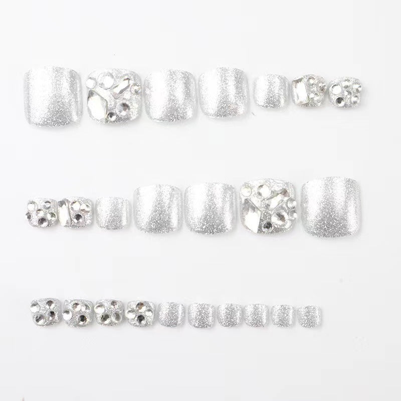 Glamorous flip-flops with rhinestones and pearls Bowlift