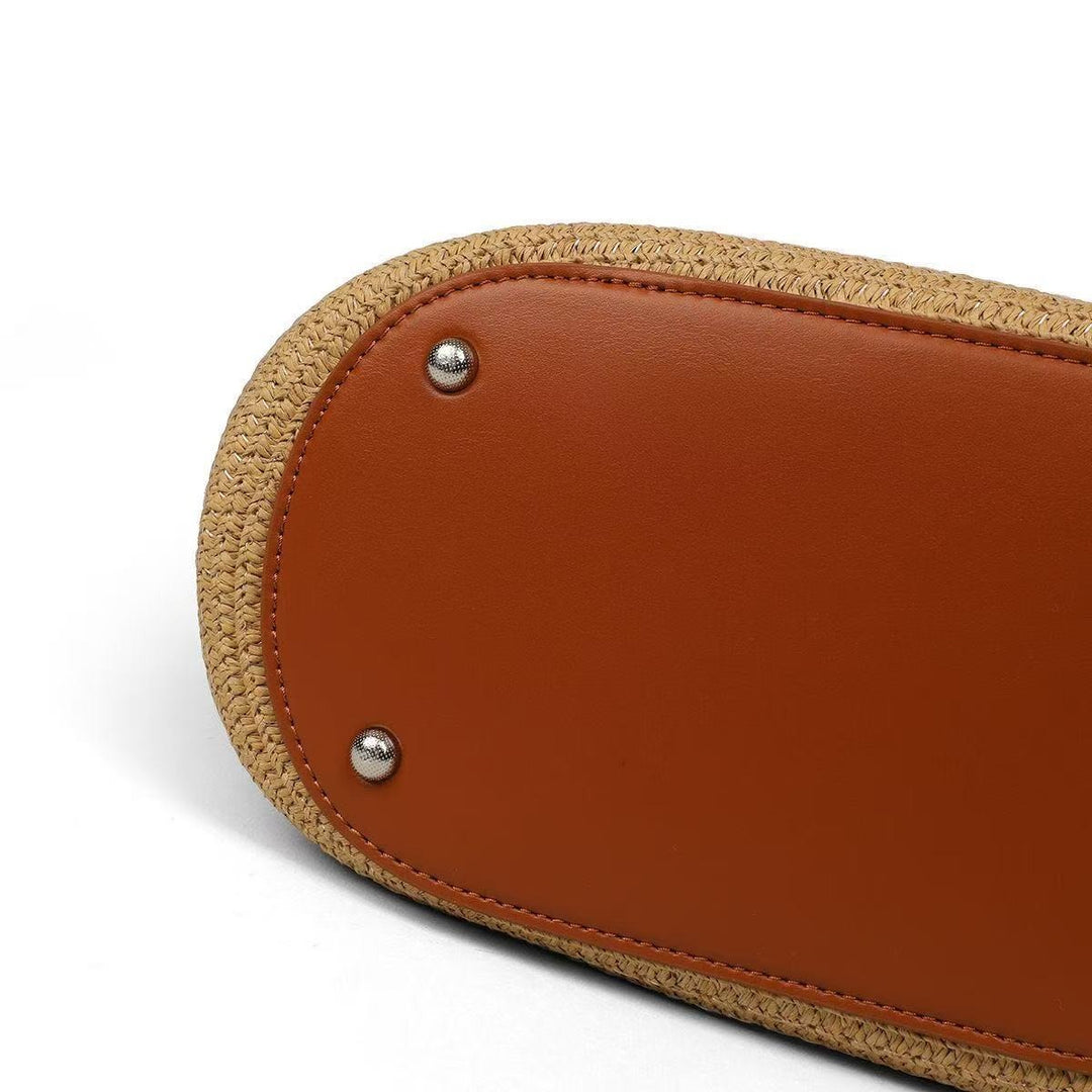 Sleek beach bag with matching sun hat Bowlift