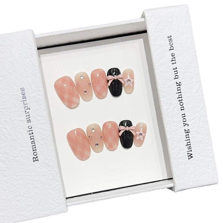 Artificial nails with romantic design and glitter details Bowlift