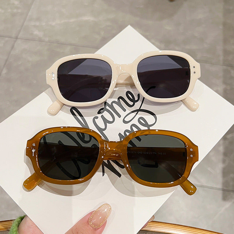 Women’s fashionable sunglasses with large, square frame Bowlift