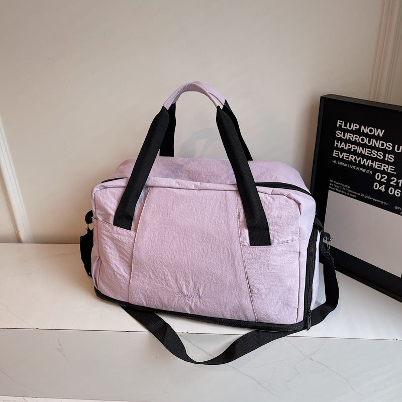 Sporty travel bag with innovative storage Bowlift