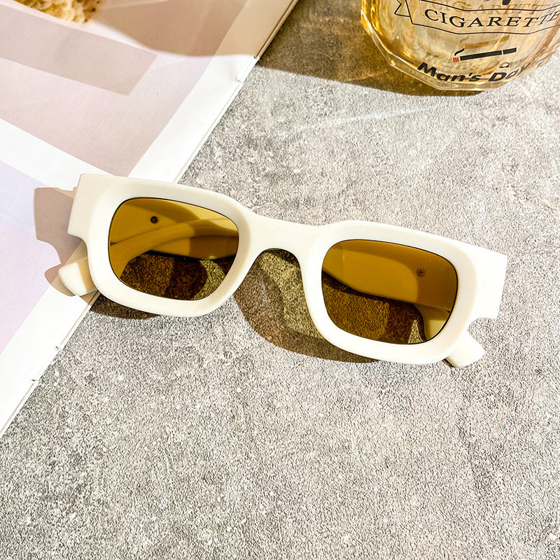 Ladies fashionable sunglasses with a striking design Bowlift