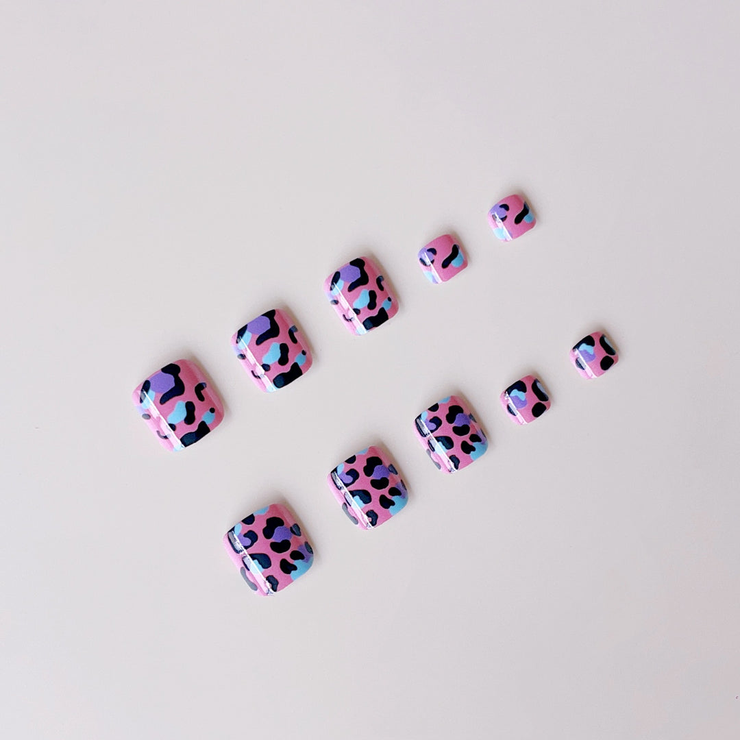 Artificial nail set with vibrant leopard pattern Bowlift