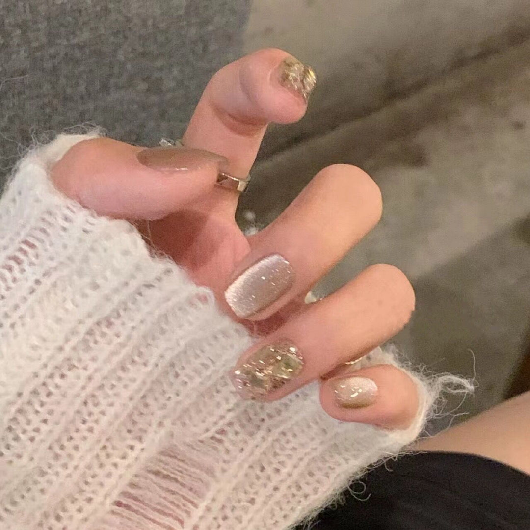 Artificial nail set with elegant glitter pattern and golden accents Bowlift