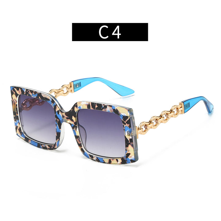 Ladies elegant sunglasses with luxurious chain details Bowlift