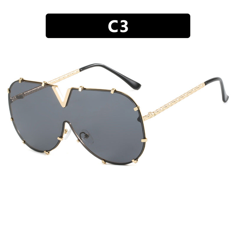 Women oversized goggles in futuristic design Bowlift