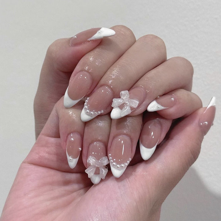 Artificial nail set with luxurious embellishments and sparkling details Bowlift