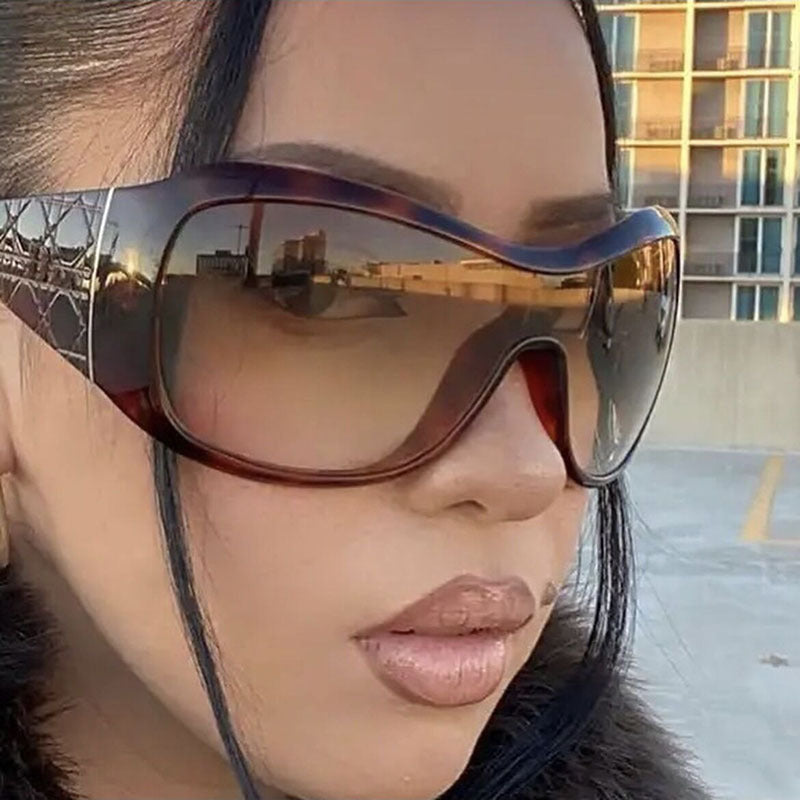 Ladies sport sunglasses with wide-protected frame and polarized lenses Bowlift