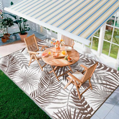Tropical inspired indoor-outdoor rug