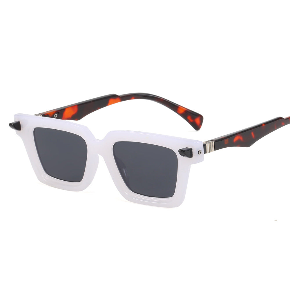 Women Vintage-inspired Sunglasses with Distinctive Frame Bowlift