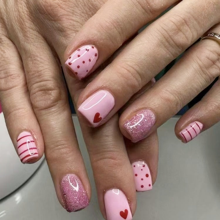 Artificial nail set with romantic heart motifs and sparkling accents Bowlift