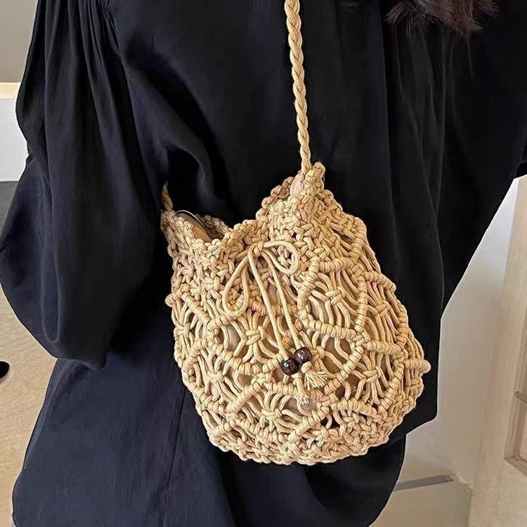 Handmade macrame shoulder bag with playful design Bowlift