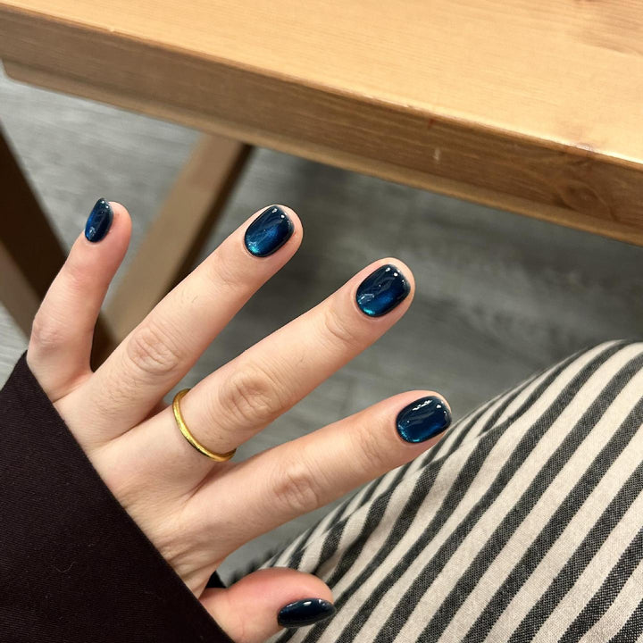 Artificial Nail Tips in Fashionable Shimmer Look Bowlift
