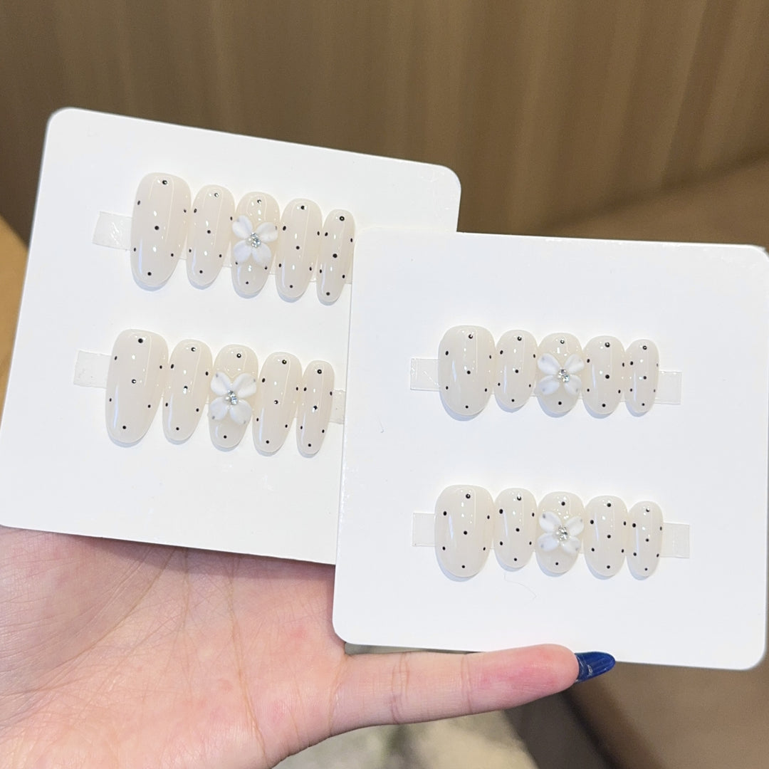 Artificial nail tips with floral and dotted accents Bowlift