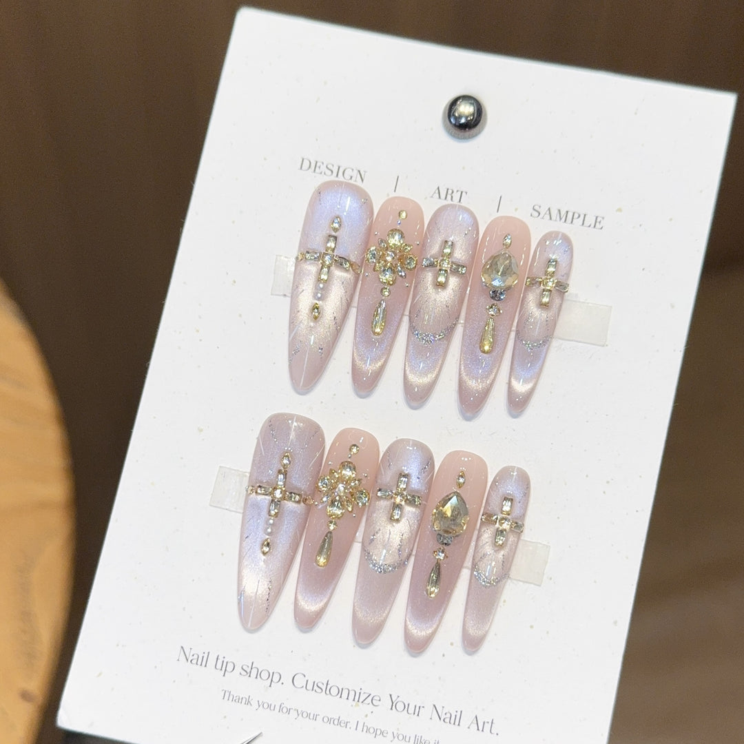 Artificial Nails in Elegant Gold Design Bowlift