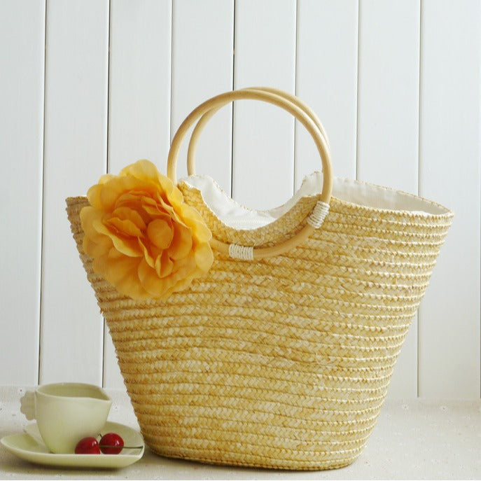 Elegant Bast bag with floral accents Bowlift