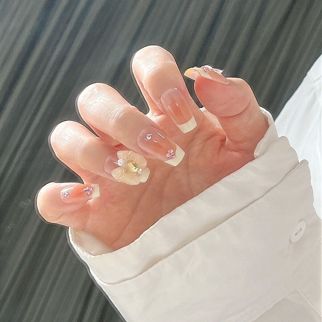 Artificial nail set with elegant floral decorations and glitter accents Bowlift