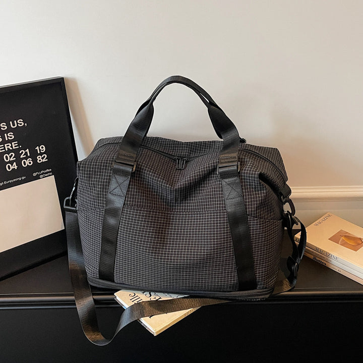 Sporty travel bag with practical storage and adjustable shoulder straps Bowlift