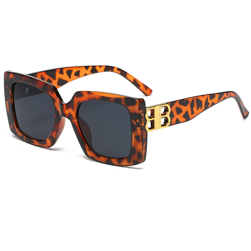 Ladies oversized sunglasses with elegant design and luxurious details Bowlift