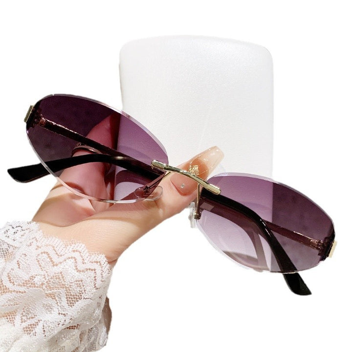 Ladies sunglasses in modern oval design with contrasting frame Bowlift