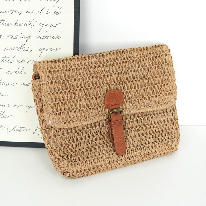 Shoulder bag made of sophisticated natural material with practical closure Bowlift