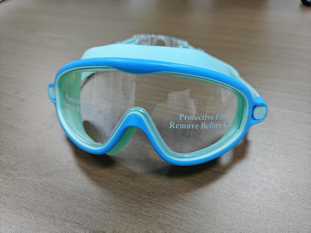 Swimming mask with adjustable comfort and clear field of vision Bowlift