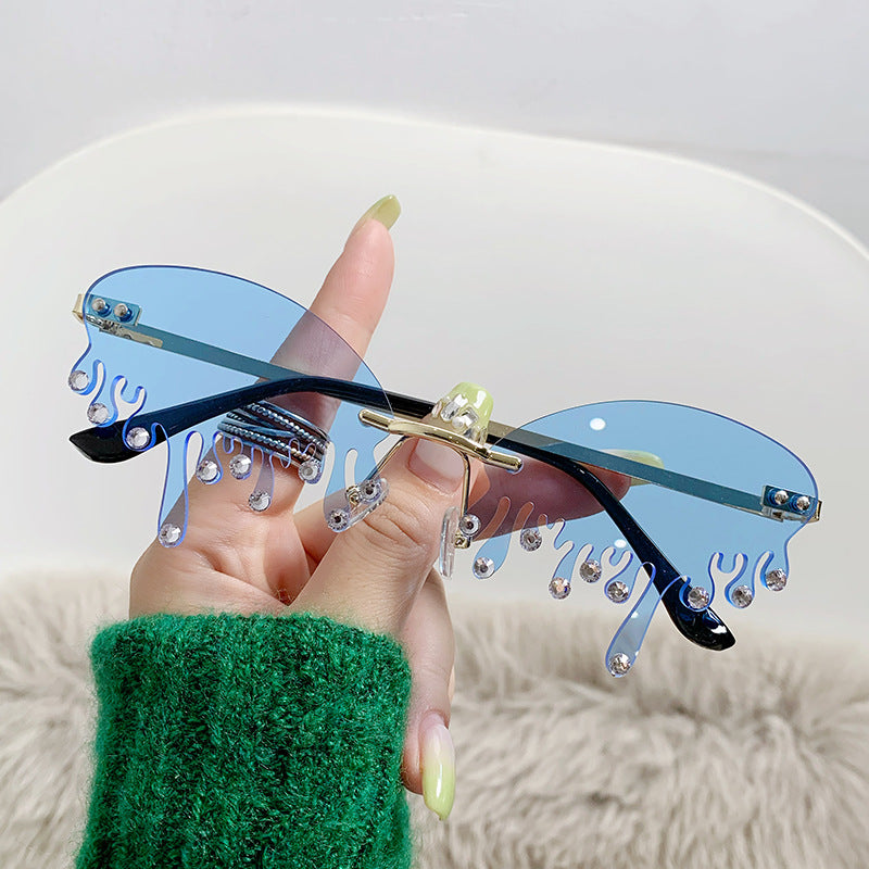 Ladies striking sunglasses in fluid design Bowlift