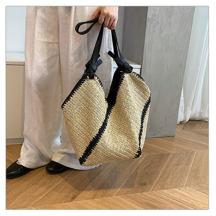 Generous shopping bag with handcrafted wave pattern Bowlift
