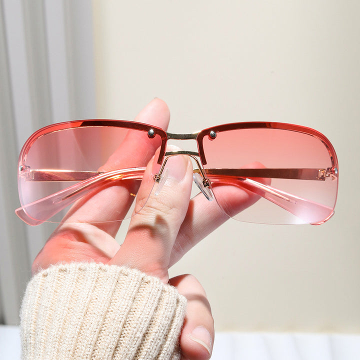 Ladies sunglasses with large, elegant lenses and a modern metal frame Bowlift
