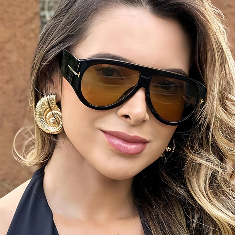 Ladies elegant sunglasses in striking design Bowlift