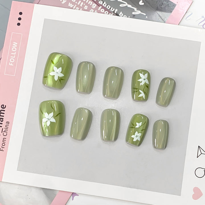Artistic acrylic nails with floral design Bowlift