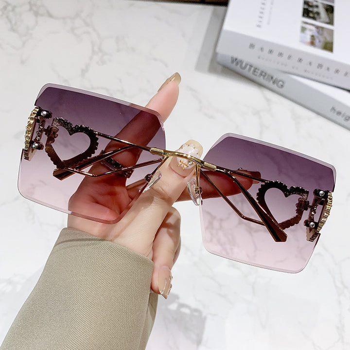 Women's fashionable sunglasses with trendy heart design Bowlift