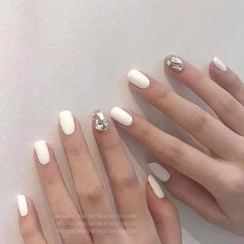 Artificial nails with glitter design and elegant accents Bowlift