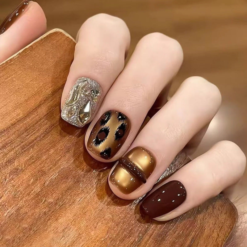 Artificial nail set with festive gift design and elegant glitter accents Bowlift