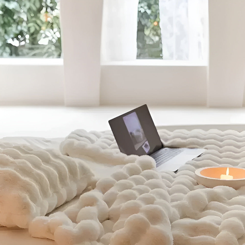BowLift | Fluffy Faux Fur Travel Blanket – Soft and Washable Fleece Blanket