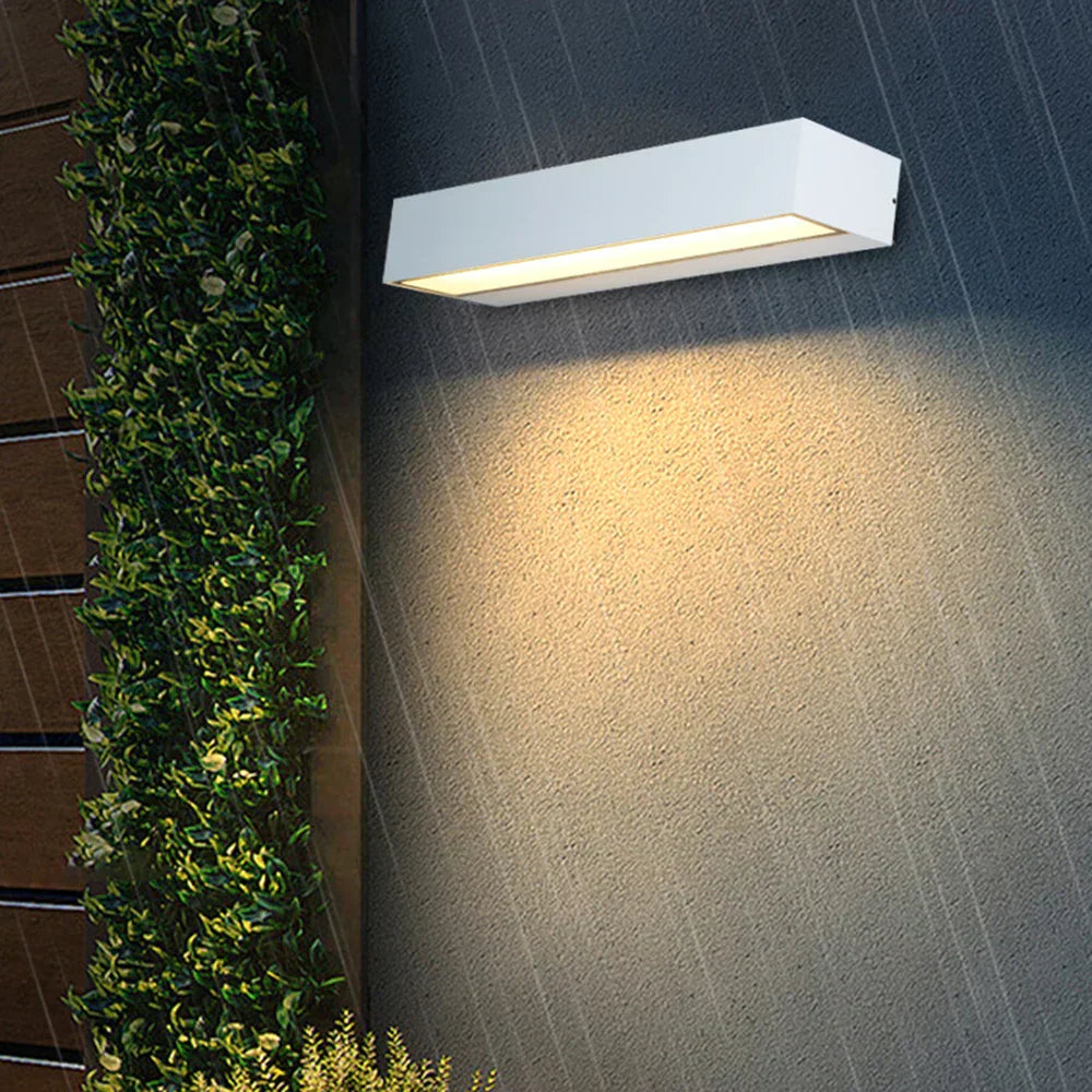 BowLift | Waterproof outdoor wall lamp with sturdy construction