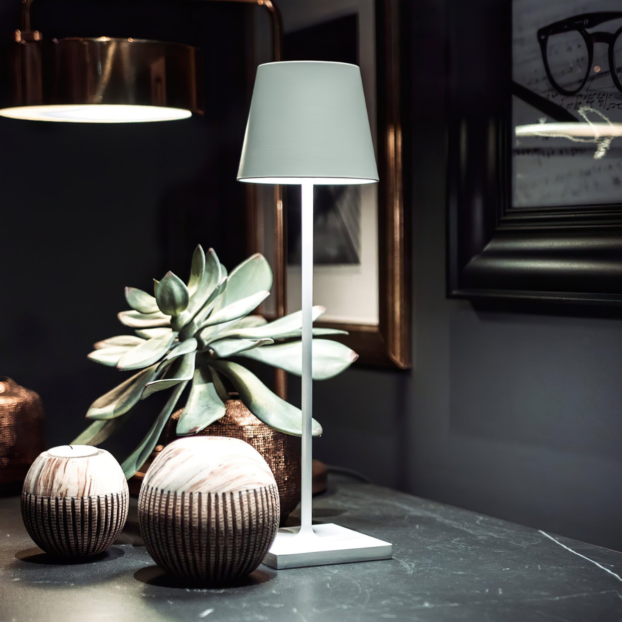 BowLift | PoldLight – Modern LED Table Lamp with Charging Capability