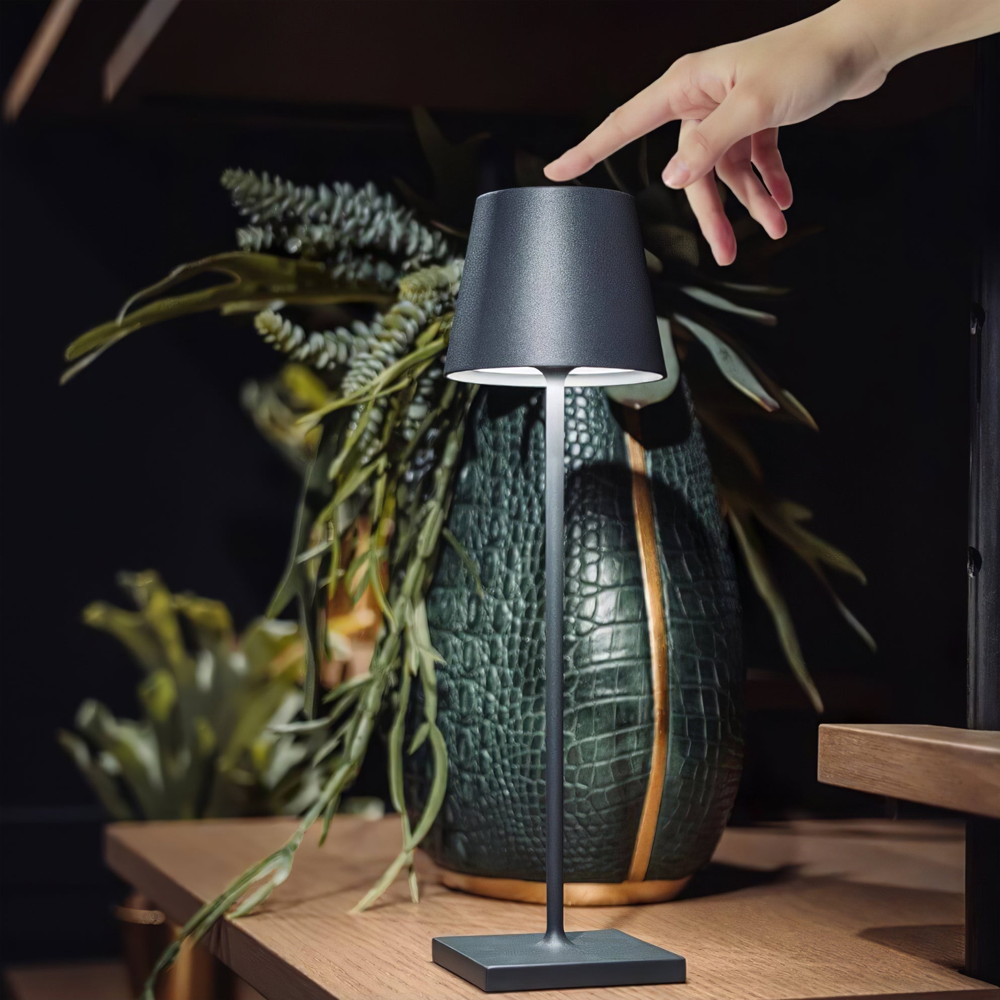 BowLift | PoldLight – Modern LED Table Lamp with Charging Capability