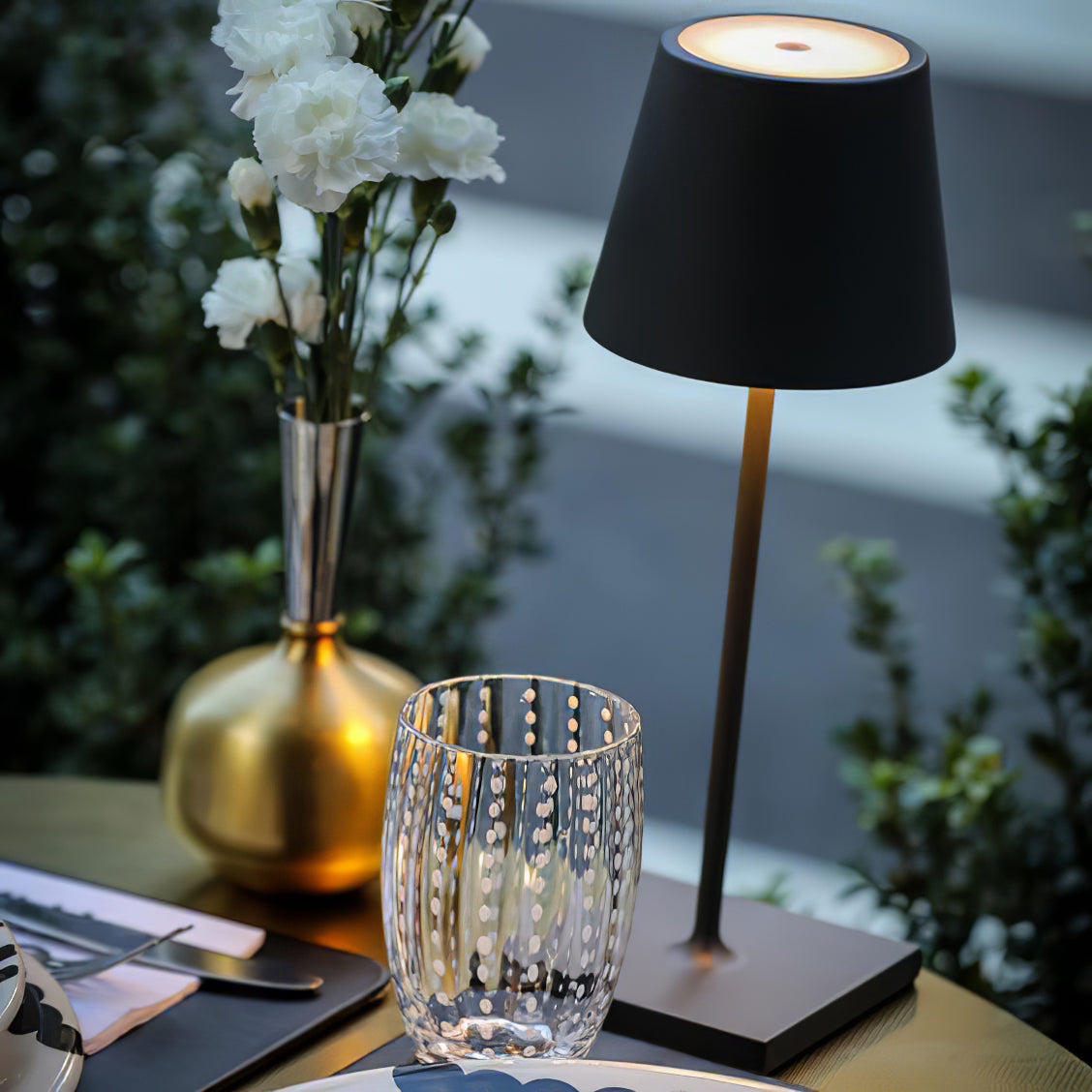 BowLift | PoldLight – Modern LED Table Lamp with Charging Capability