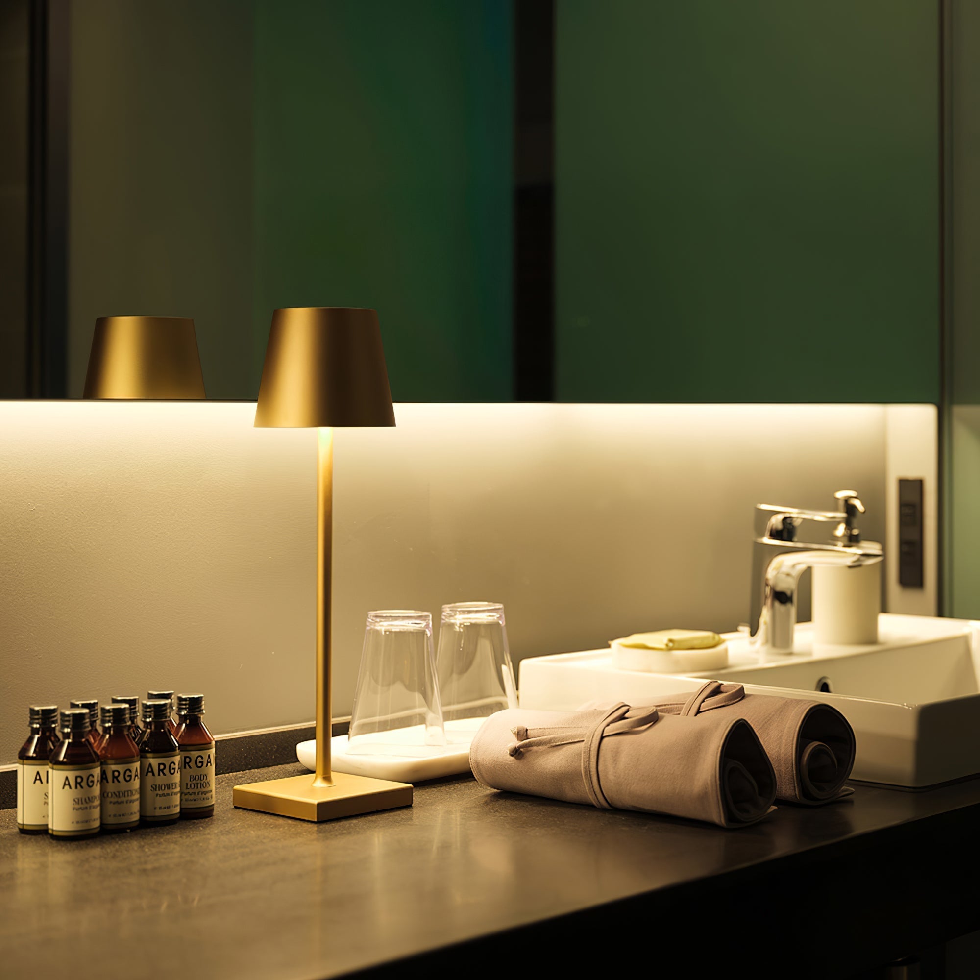 BowLift | PoldLight – Modern LED Table Lamp with Charging Capability