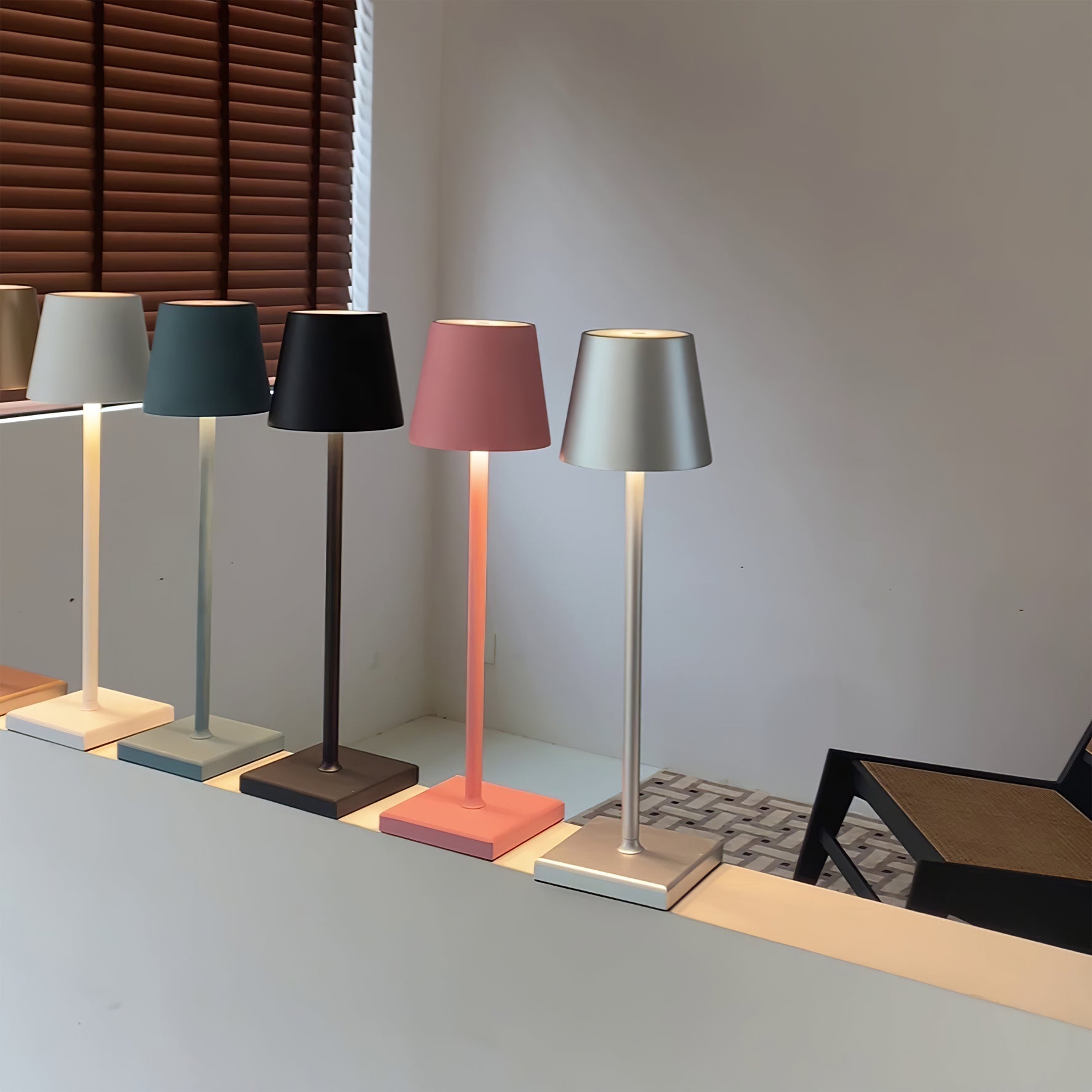BowLift | PoldLight – Modern LED Table Lamp with Charging Capability