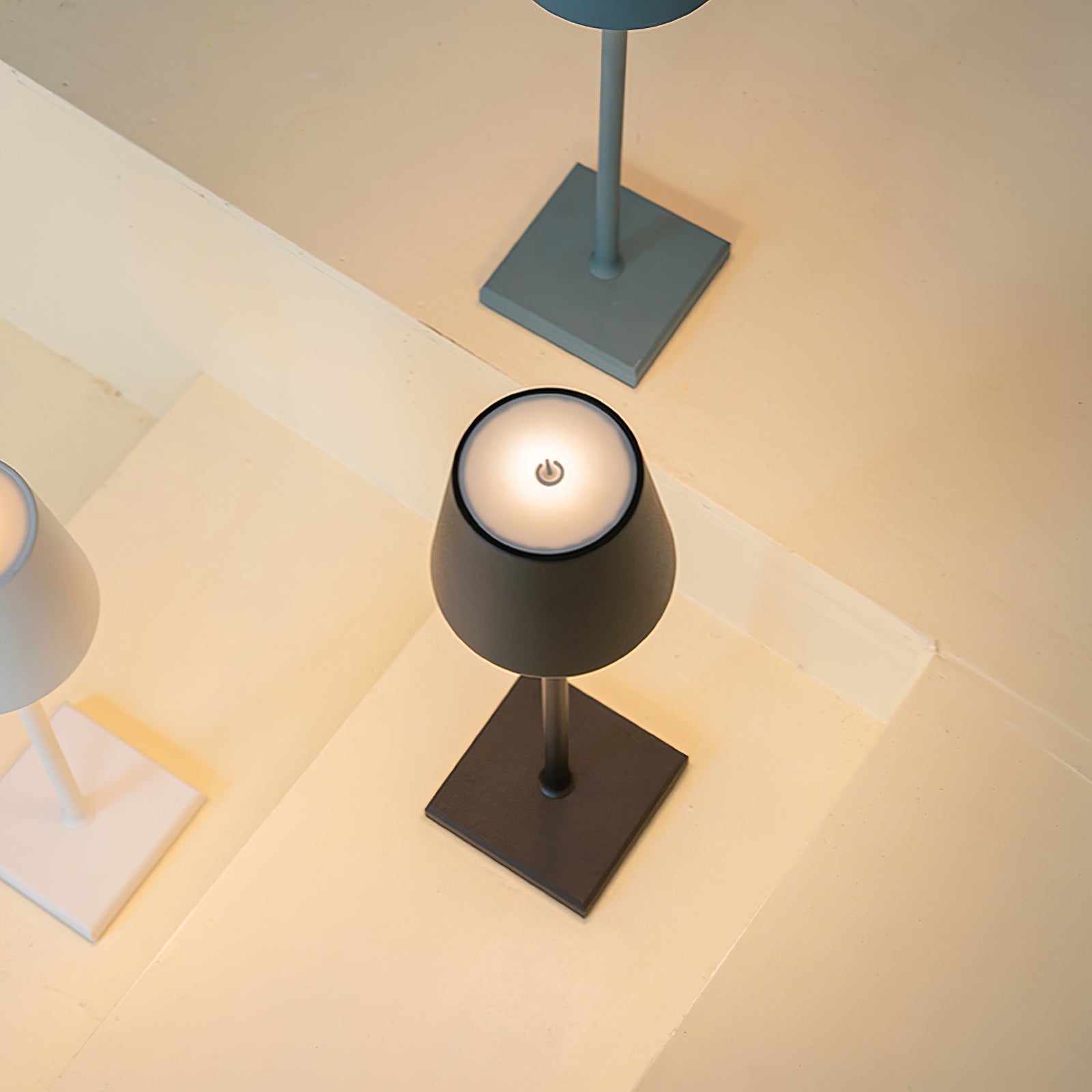 BowLift | PoldLight – Modern LED Table Lamp with Charging Capability