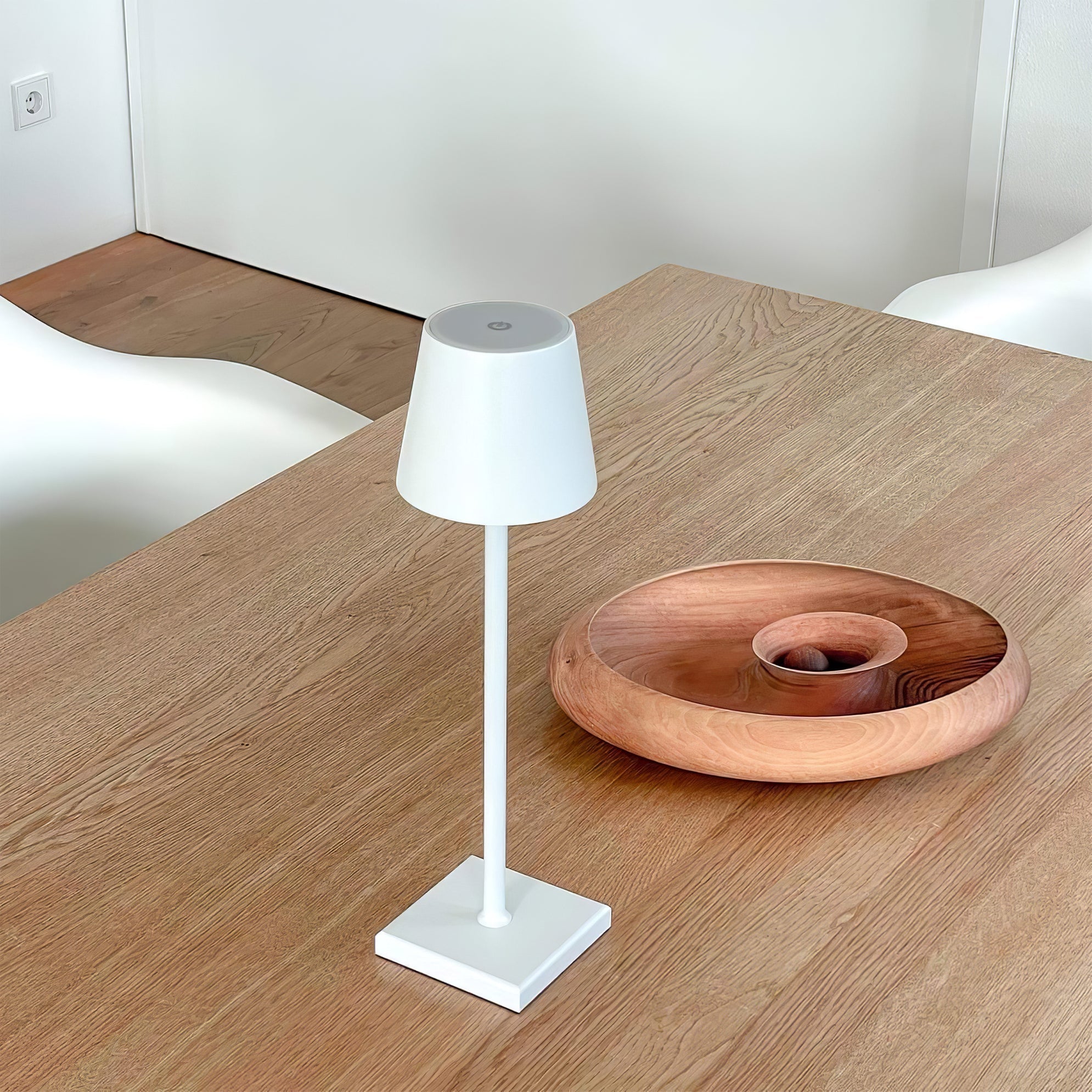 BowLift | PoldLight – Modern LED Table Lamp with Charging Capability