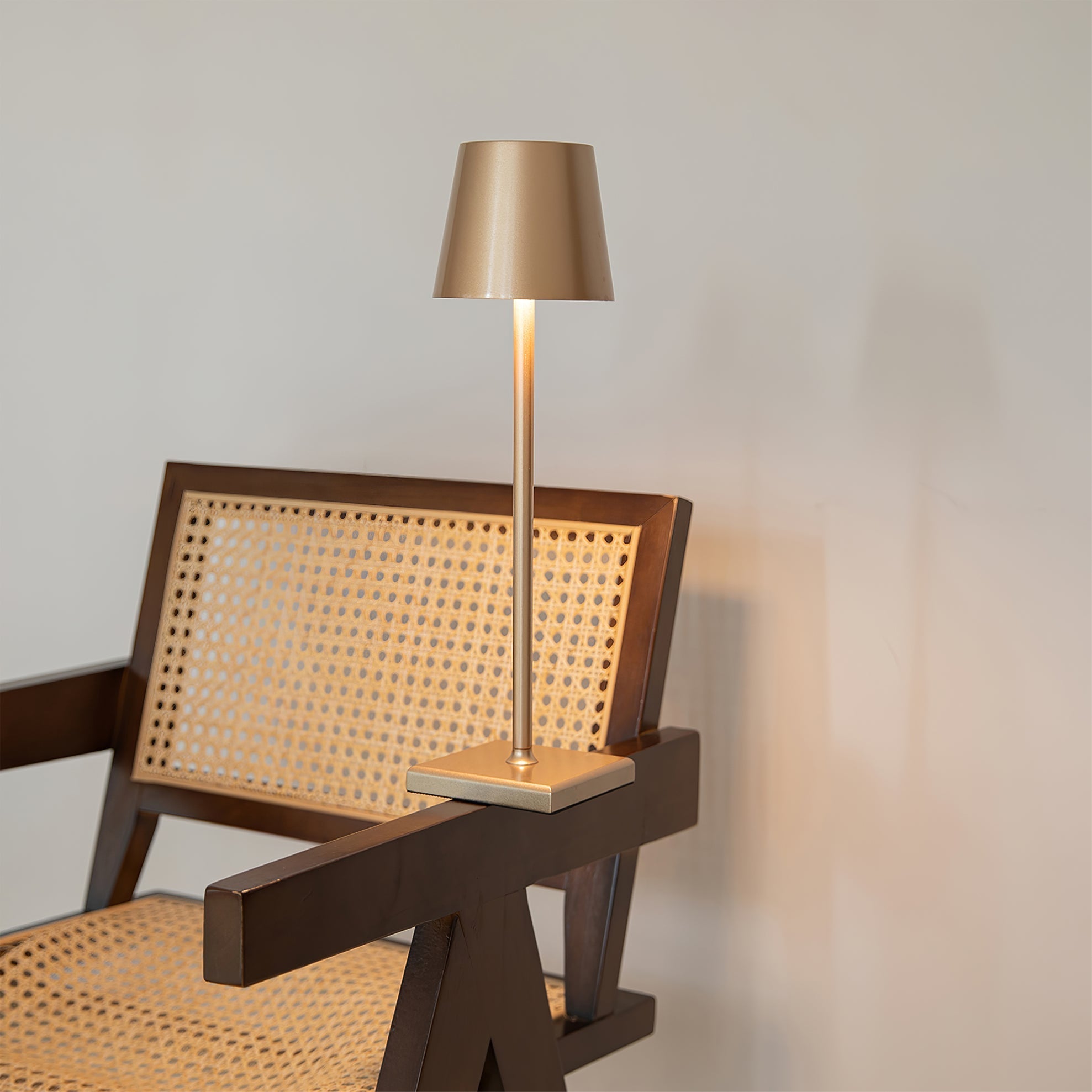BowLift | PoldLight – Modern LED Table Lamp with Charging Capability